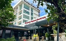 โรงแรมเดอะ บริดจ์ เรสซิเดนซ์